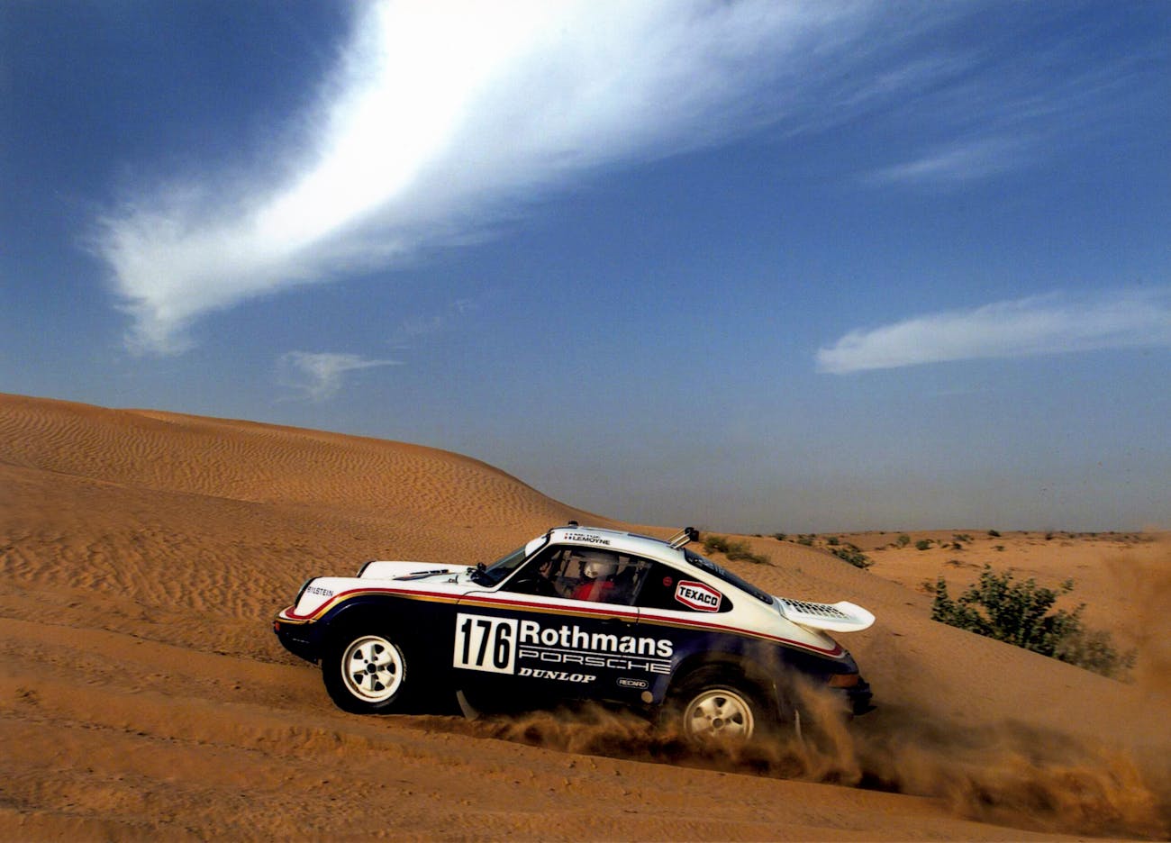 Porsche 911 Carrera 3.2 4x4 Paris Dakar (953) in desert