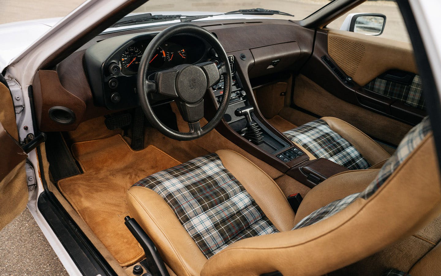 Tartan interior of Porsche 928 in Moonstone/Flieder colour_Gallery 4.1
