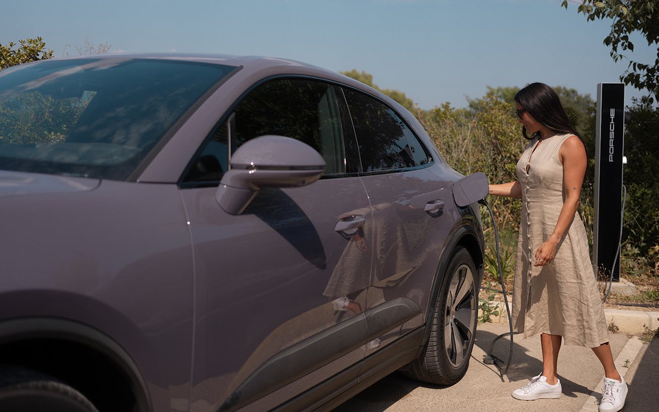 Pro kitesurfer Rita Arnaus plus Porsche Macan at charging point