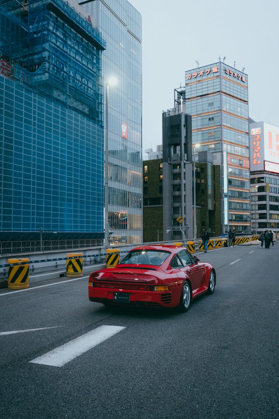Porsche 959 driving through Tokyo’s Ginza district during Luftgekühlt Tokyo