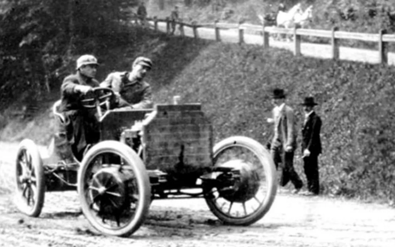 Lohner-Porsche Mixte on hillclimb