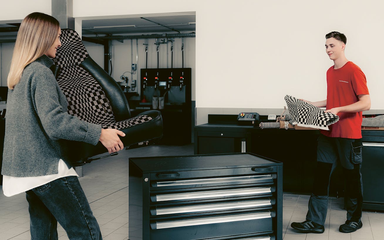 Historical Fabrics by Porsche_original seat in Porsche Pasha fabric_new Pascha fabric