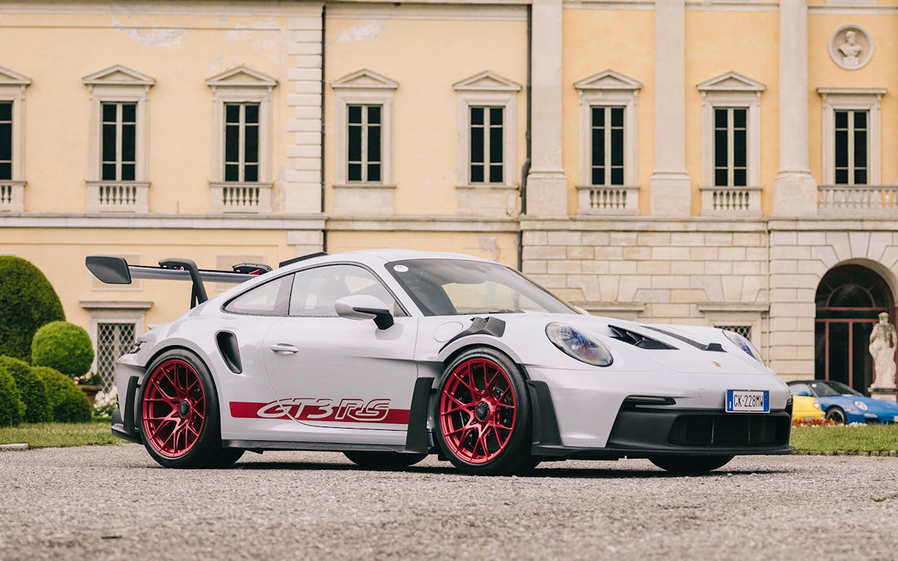 Porsche 911 GT3 RS (type 992) outside Italian stately home