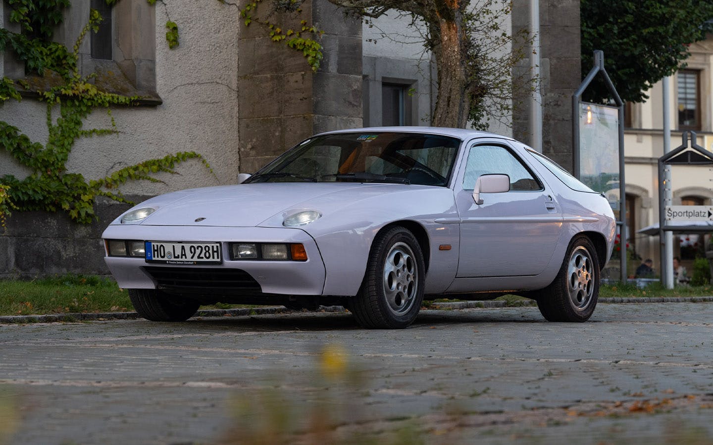 Porsche 928 in Moonstone/Flieder colour parked on German street_gallery 3.1