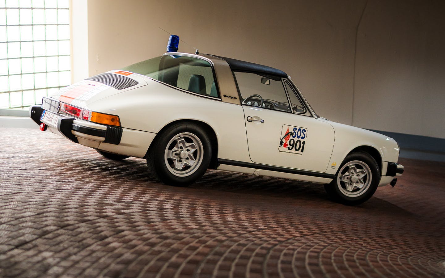 Side view of 911 SC Targa Belgian police car