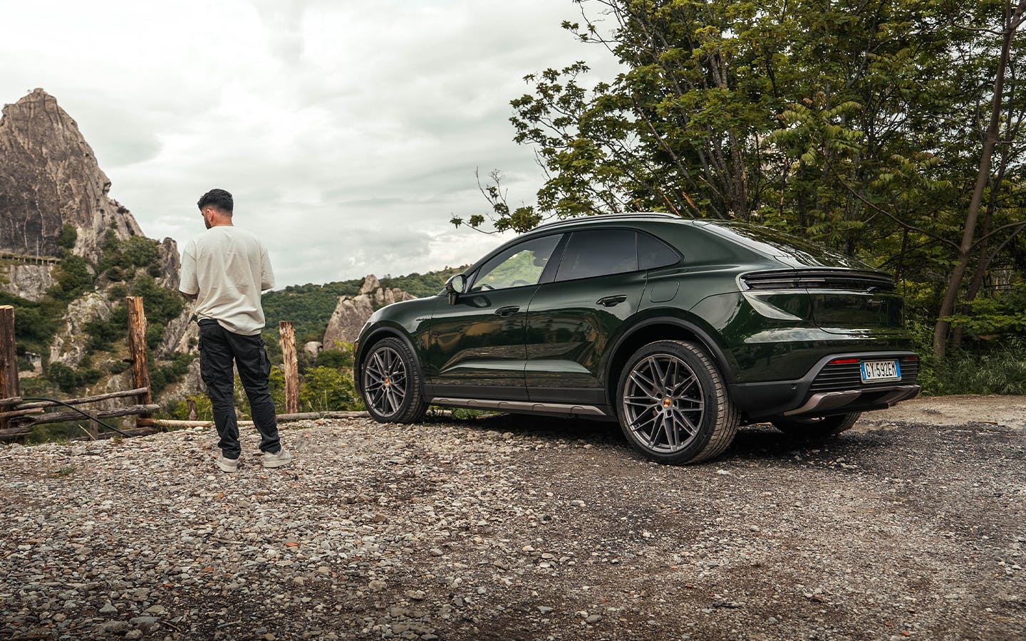 YouTuber Andres Vidoza standing next to Porsche Macan 4S Electric