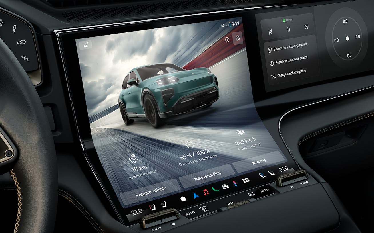 Curved Flow Display in the Porsche Cayenne Electric