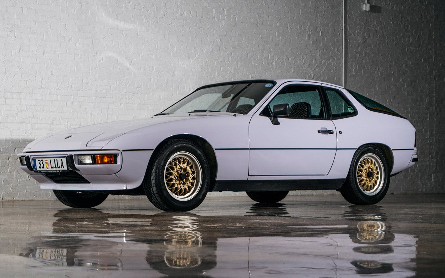 Porsche 924 in Moonstone/Flieder colour in studio