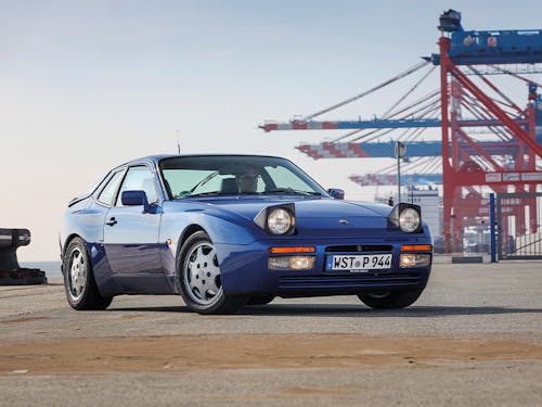 Porsche 944 S2 in blue by the docks