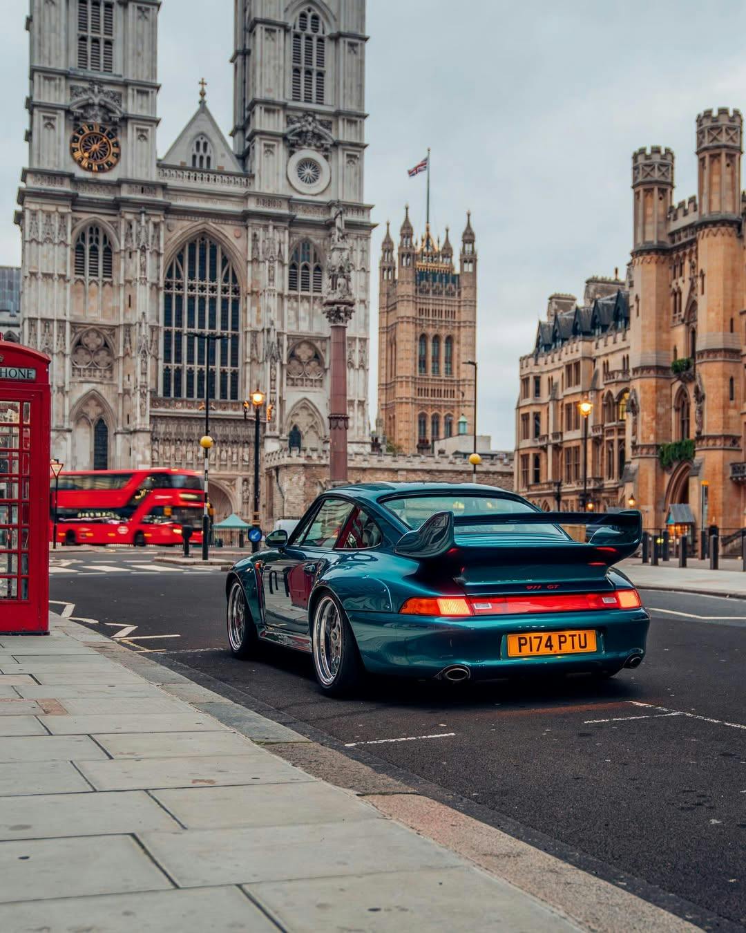 Image of Porsche 911 GT2 (type 993) in Turquoise Green Metallic in front of Westminster Abbey in London
