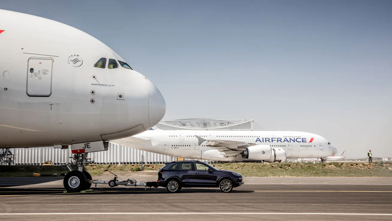 Image 4 Porsche Cayenne towing Air France Airbus A380