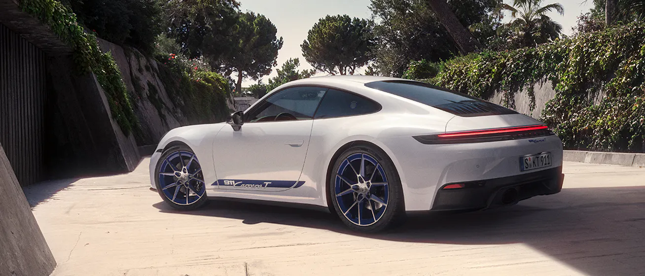 Porsche 911 Carrera T_in white_in modern courtyard_conversion desktop