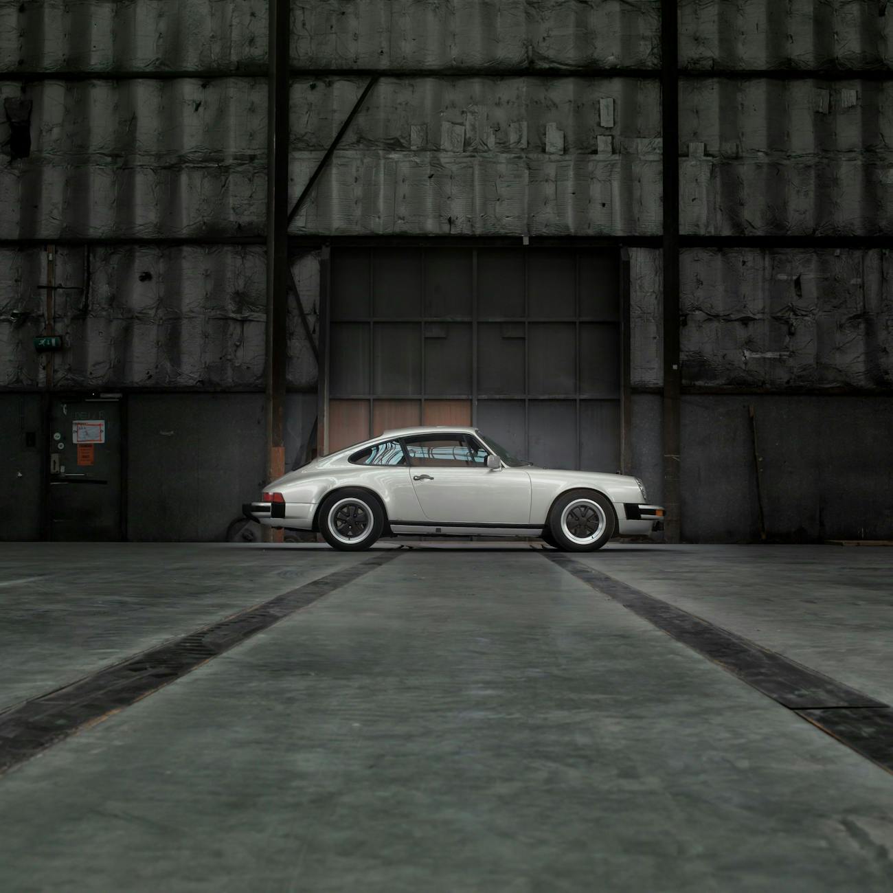 Zinmetallic Porsche 911 SC in a hangar