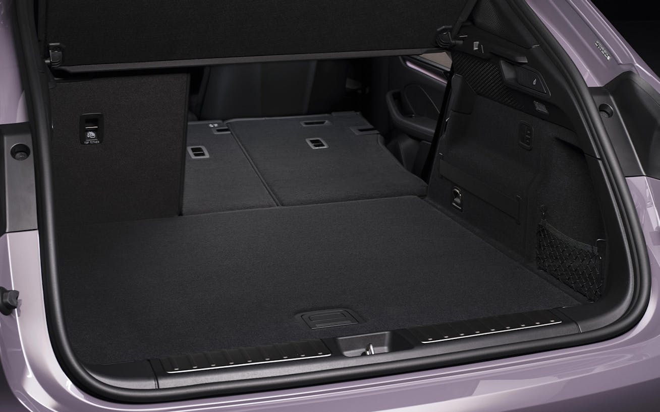 Luggage compartment with rear seats folded in Porsche Macan 4