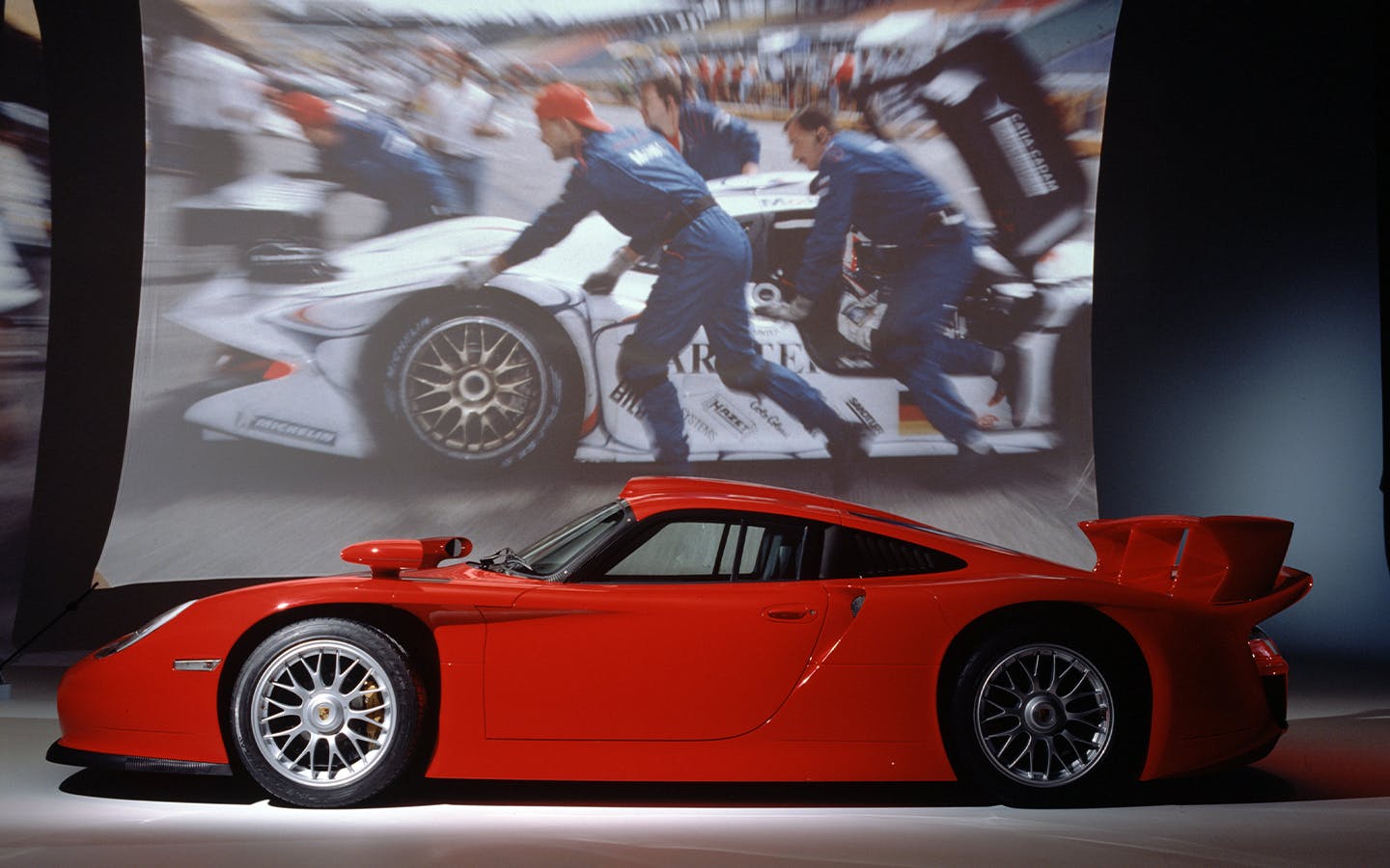 Side profile of Porsche 911 GT1 Strassenversion