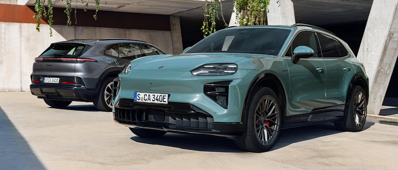 Porsche Cayenne Turbo Electric_and Porsche Cayenne Electric_parked side by side_conversion desktop_new