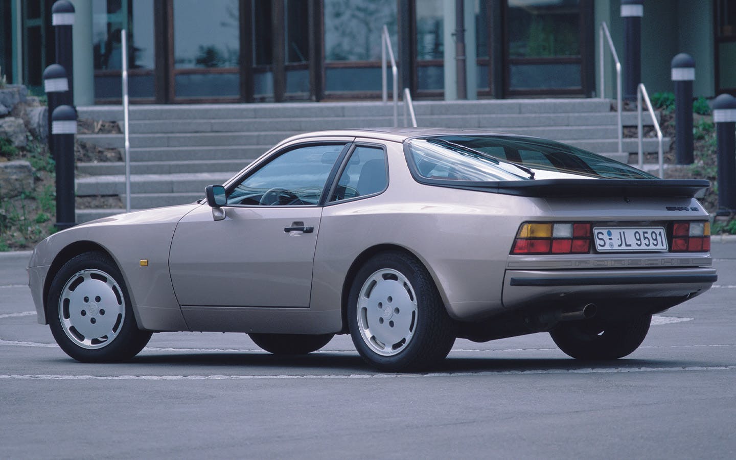 Porsche 924 S2 MY 1987 rear three-quarter view