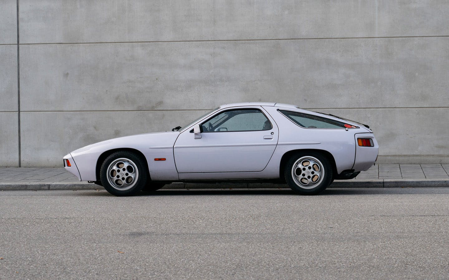 Side view of Porsche 928 in Moonstone/Flieder colour_gallery 3.2