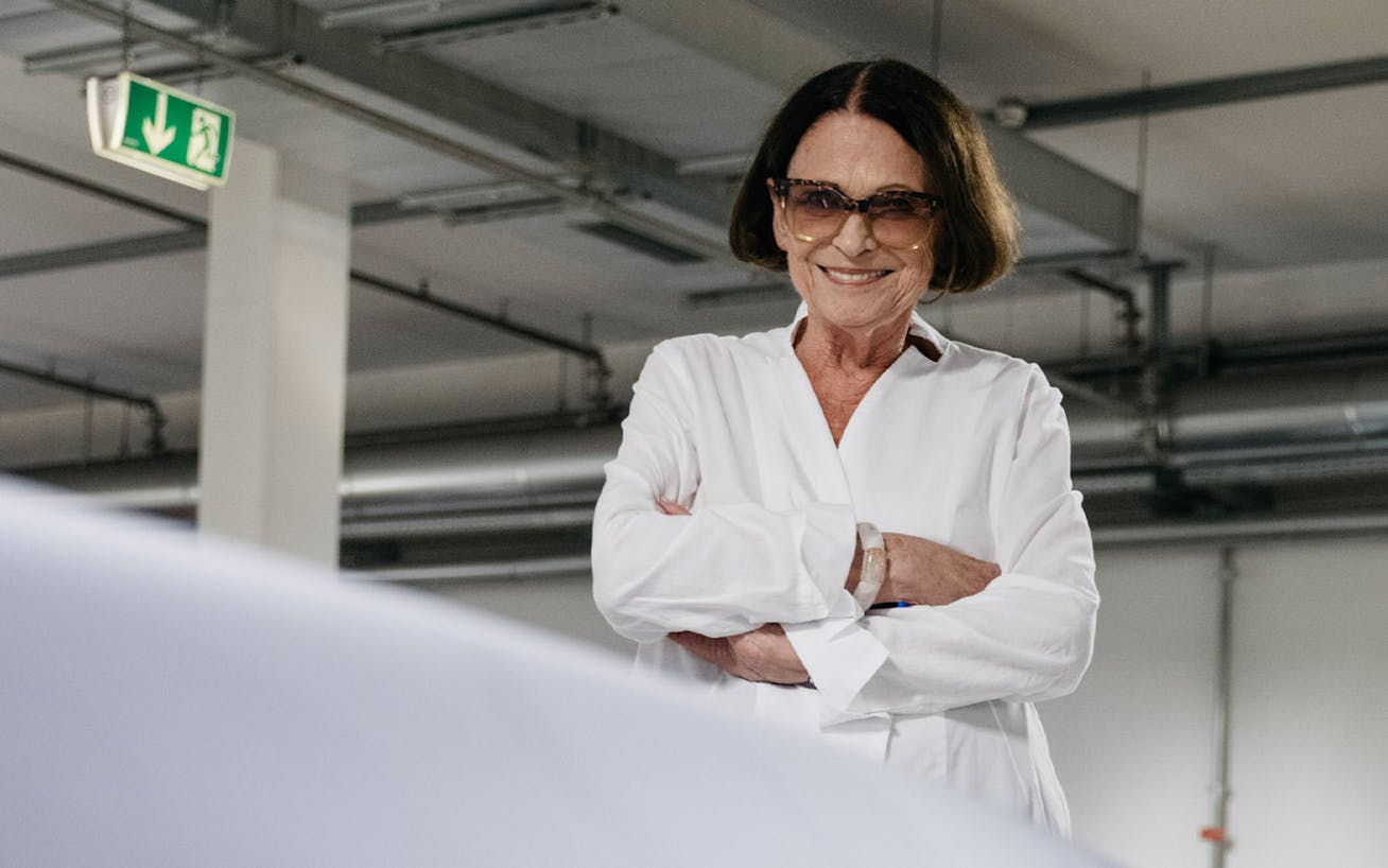 Woman, with crossed arms, standing in front of Porsche 928 in Moonstone/Flieder colour