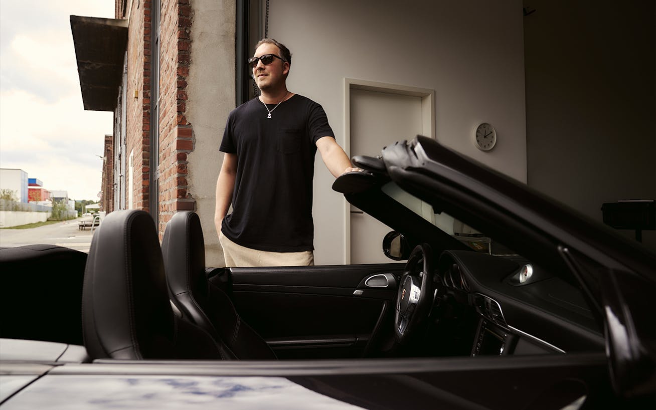 Man standing behind black Porsche 997.2 Turbo S Cabriolet 