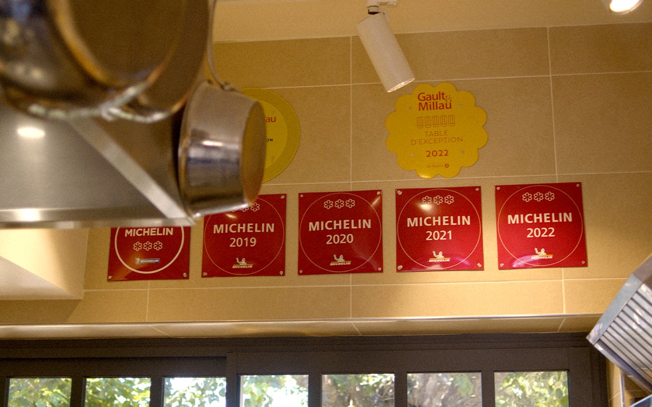 Line-up of signs showing MICHELIN stars at a restaurant