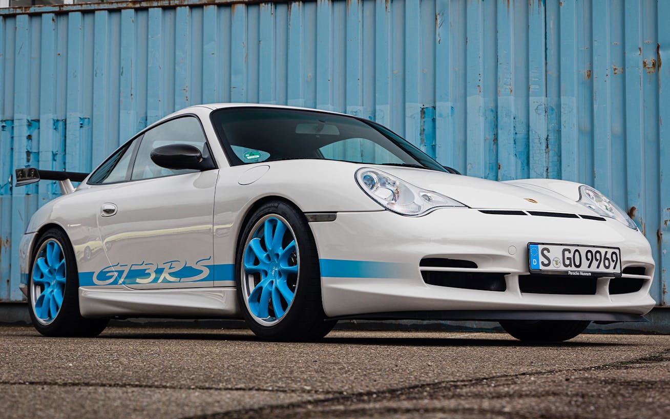 Porsche 911 GT3 RS (type 996), metal storage container behind