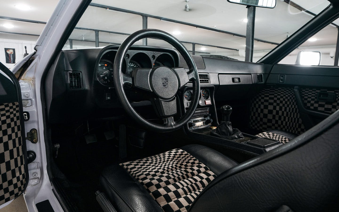 Interior of Porsche 924 in Moonstone/Flieder colour showing Pasha material