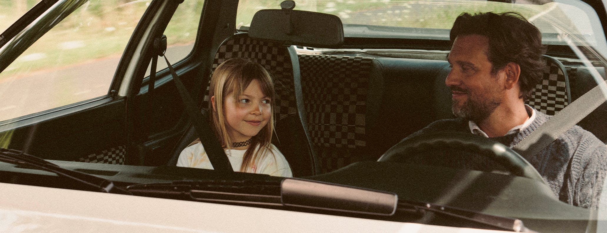 Child and man sat in Porsche 944 with interior in original Porsche Pasha material_hero desktop