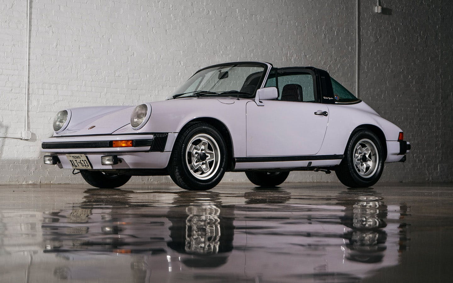 Porsche 911 SC Targa in Moonstone/Flieder colour in studio
