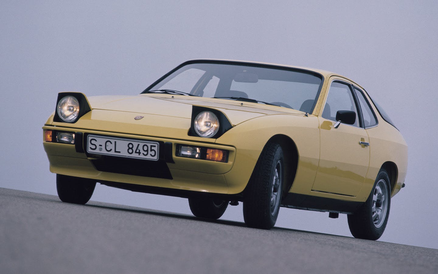 Porsche 924 MY 1976 front three-quarter view