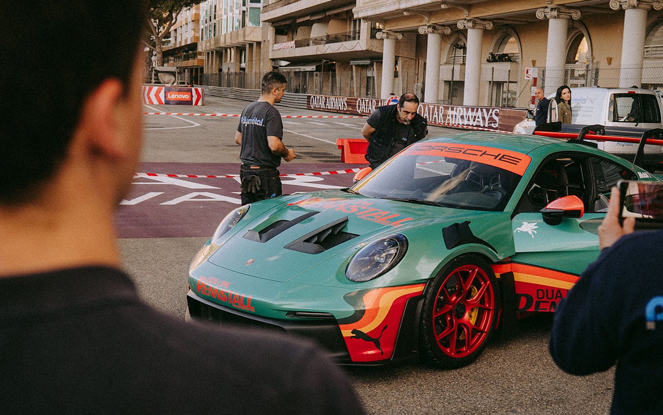 Dua Lipa Rennstall GT3 RS parked overlooking Mediterranean