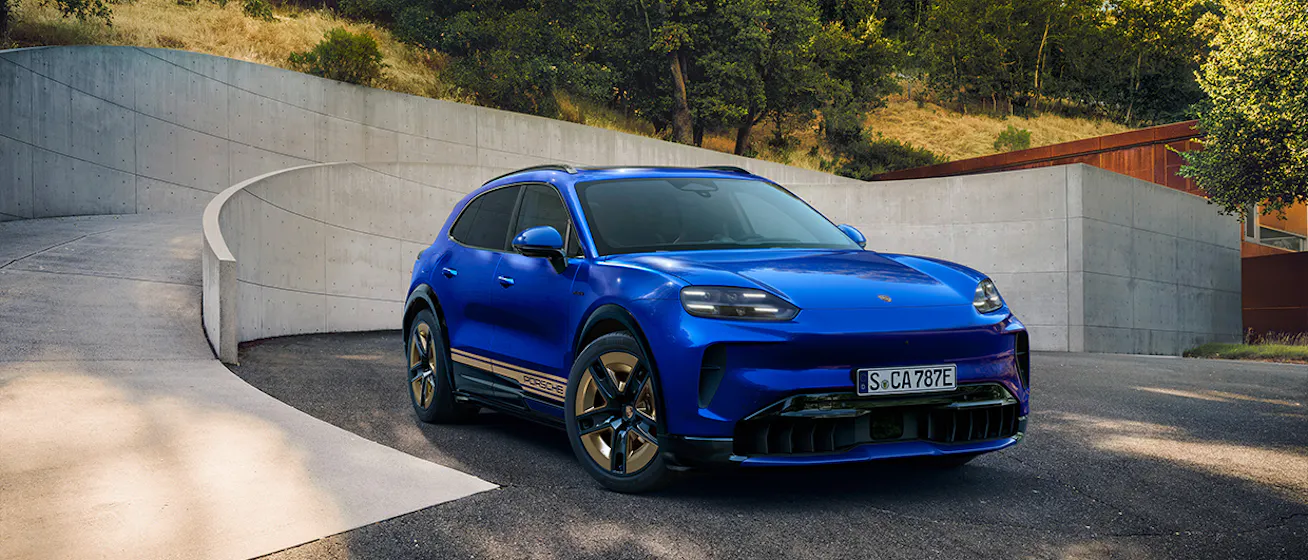 Cayenne Turbo Coupé Electric painted in Paint to Sample Malachitegreenmetallic with SportDesign Package painted in Turbonite conversion desktop