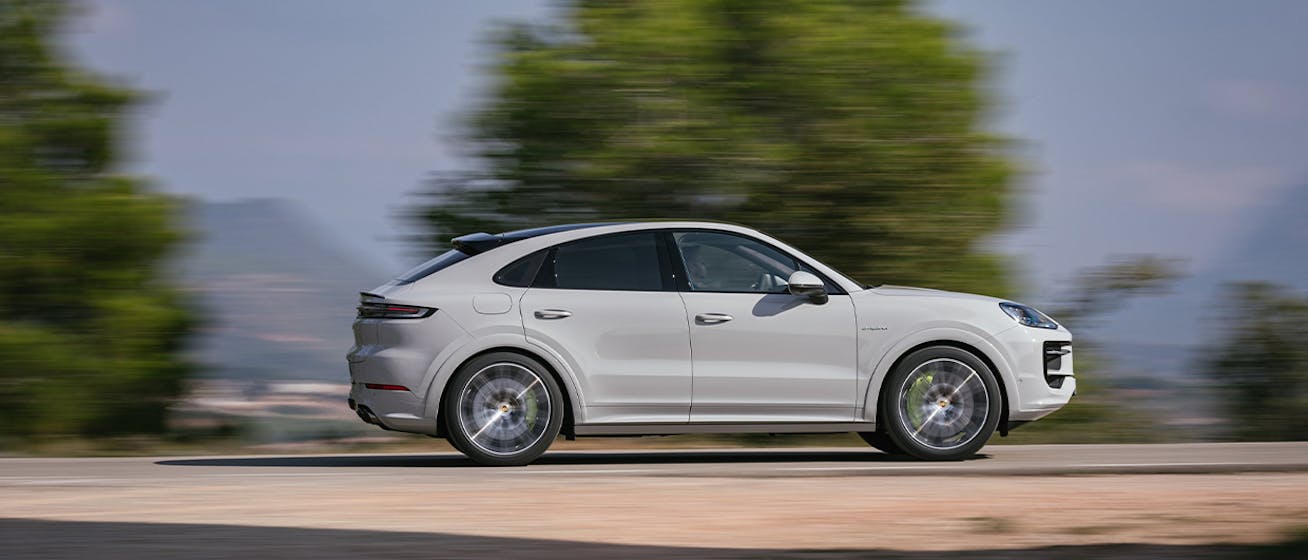 Side view of Porsche Cayenne S E-Hybrid Coupé in Crayon 