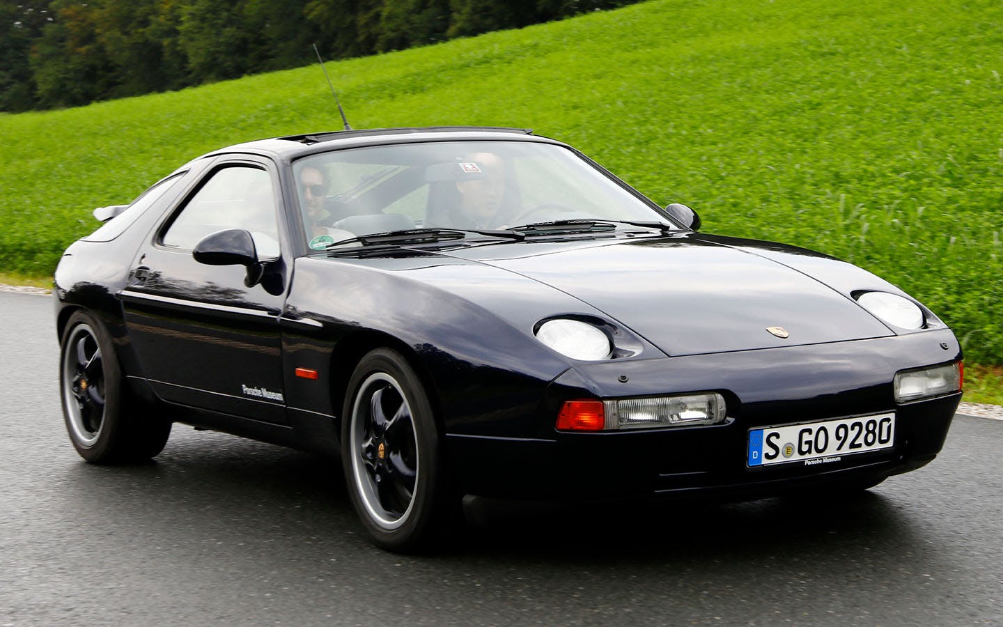 Porsche 928 front three-quarter view